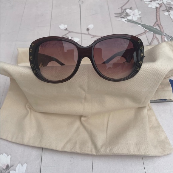 Louis Vuitton round sunglasses - Picture 1 of 9